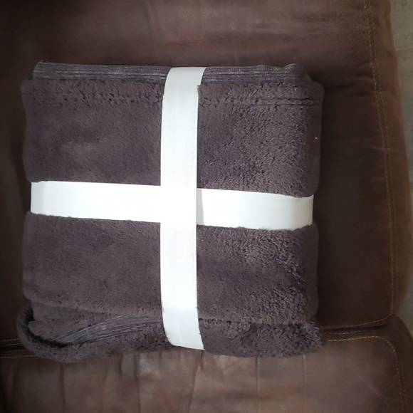 Throw - Picture 2 of 3